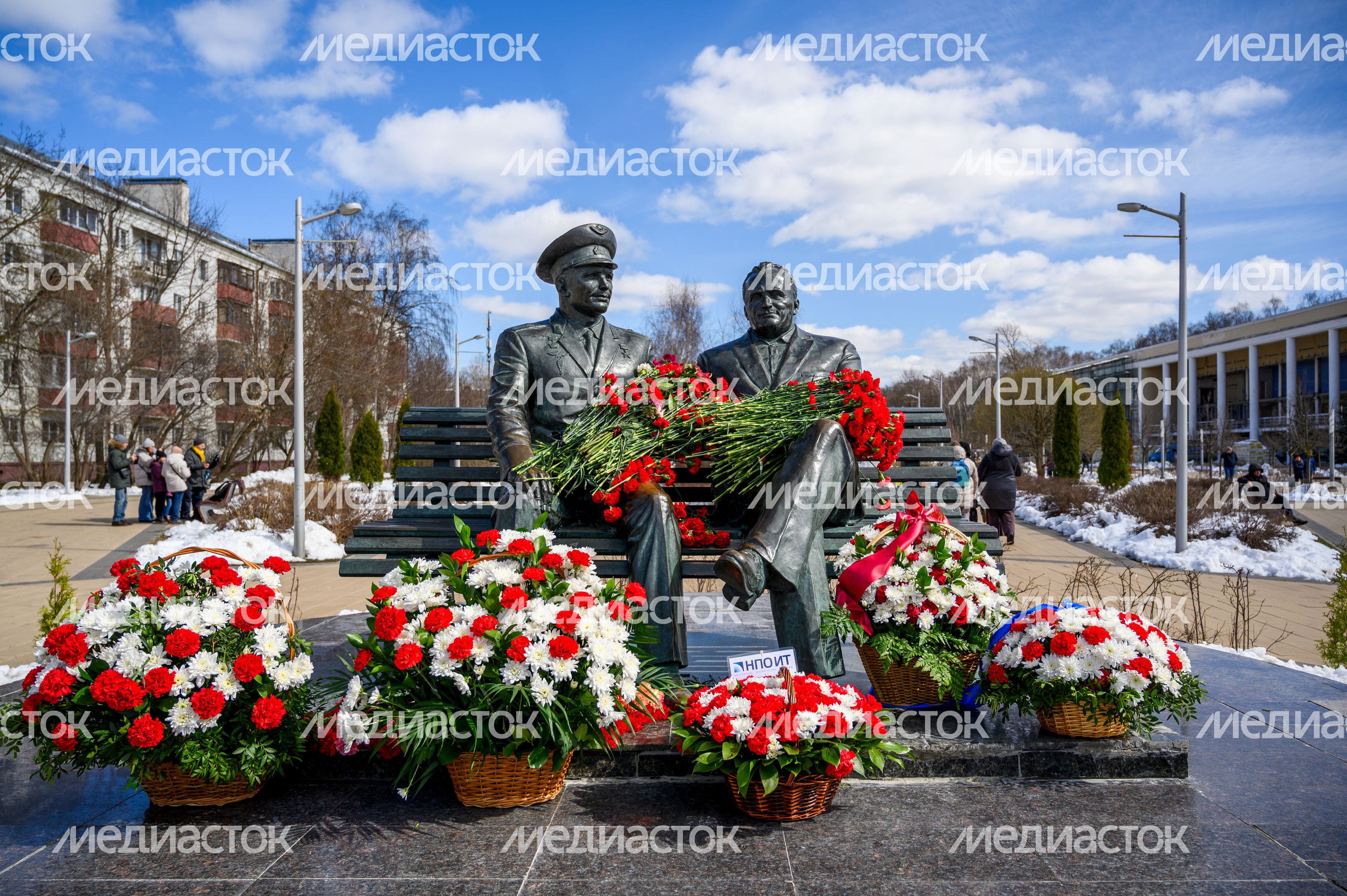 Памятник Сергею Королеву и Юрию Гагарину в Королеве Памятник Сергею Королеву и Юрию Гагарину в Королеве