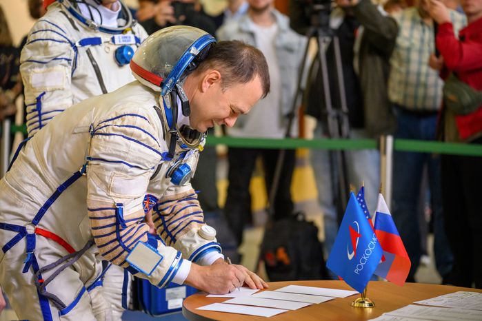 Член дублирующего экипажа космонавтов МКС-75 Дмитрий Петелин на комплексной тренировке в Звездном городке