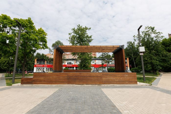 Летние виды сквера им. Б.К. Громцева в городе Дзержинский округа Люберцы