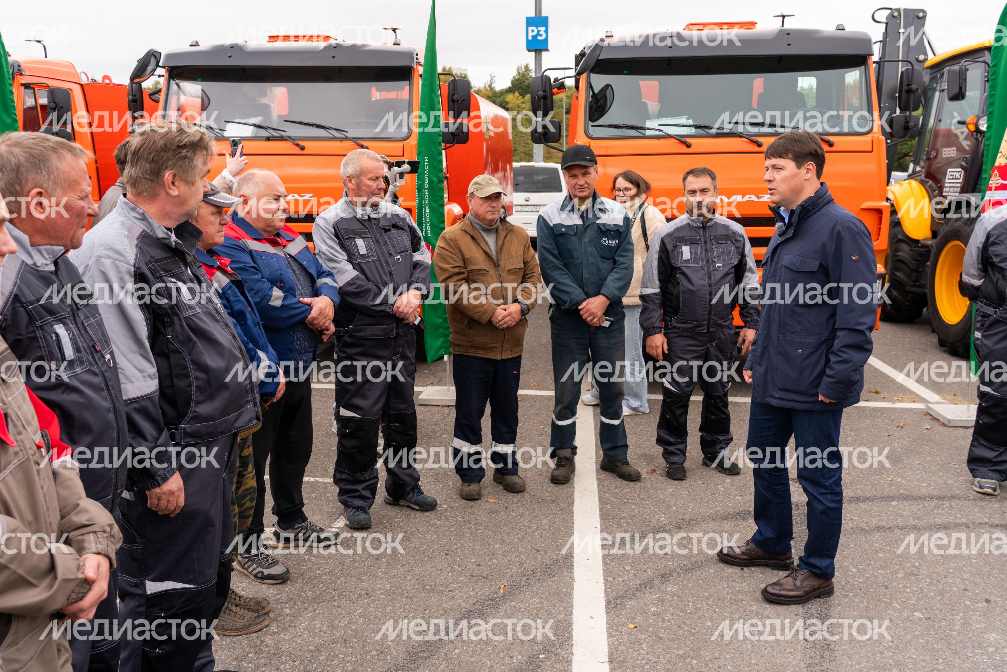 Вице-губернатор Владислав Мурашов вручил ключи от новой коммунальной техники работникам предприятий ЖКХ Подмосковья Вице-губернатор Владислав Мурашов вручил ключи от новой коммунальной техники работникам предприятий ЖКХ Подмосковья