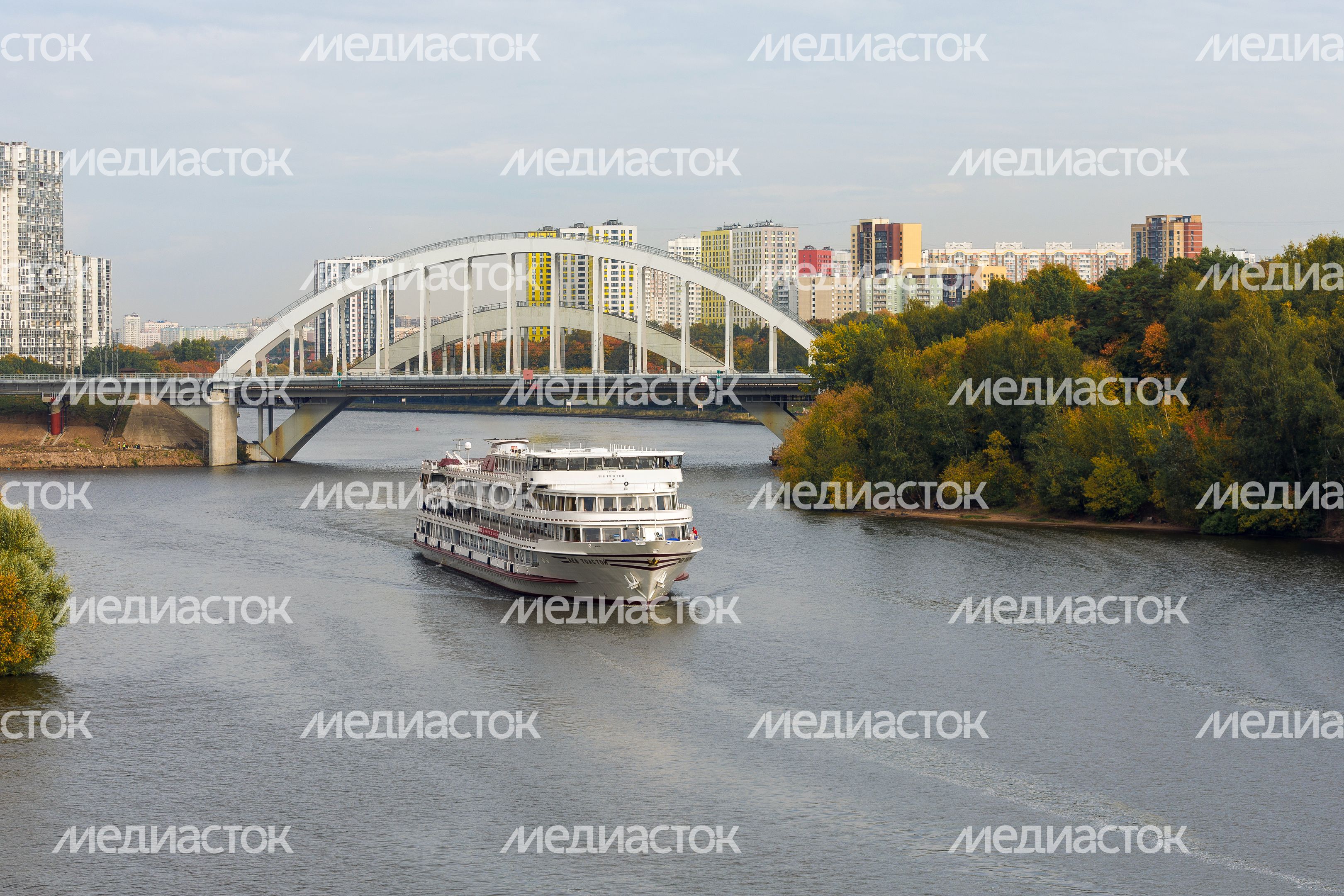 Навигация по Москве-реке в Химках осенью Навигация по Москве-реке в Химках осенью