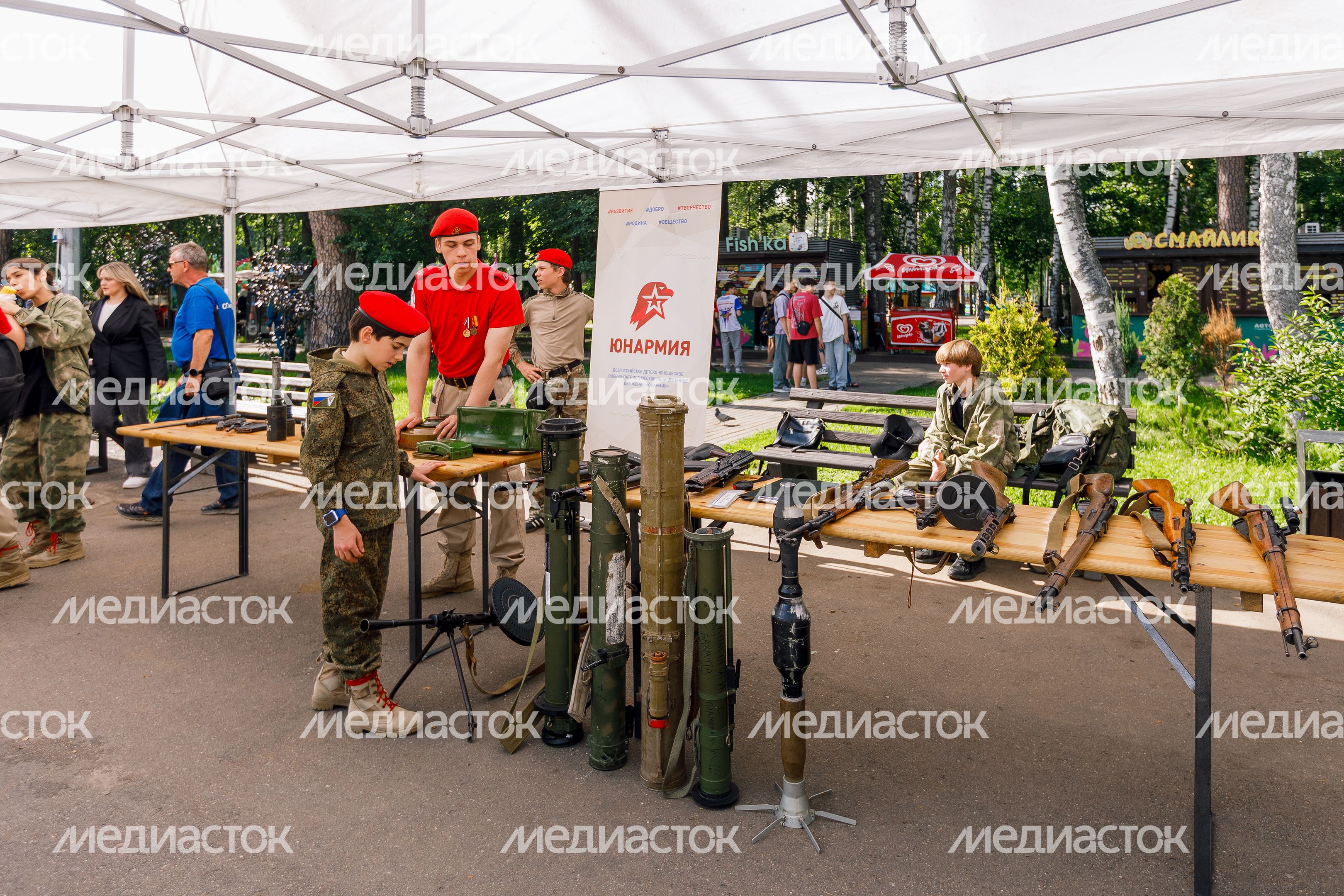 Выставка оружия на патриотическом фестивале «Гордость поколений» в Ногинске Богородского округа Выставка оружия на патриотическом фестивале «Гордость поколений» в Ногинске Богородского округа