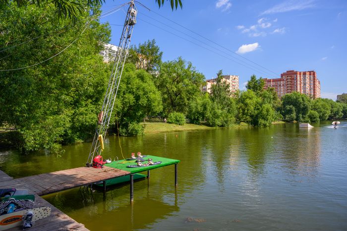 Вейксерфинг на пруду в Наташинском парке Люберец