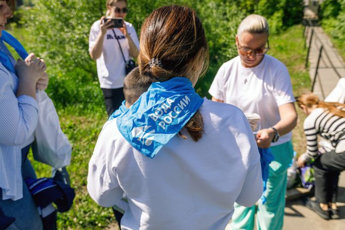 Очистка от мусора берега реки Битца в Ленинском округе в рамках экологической акции «Вода России»