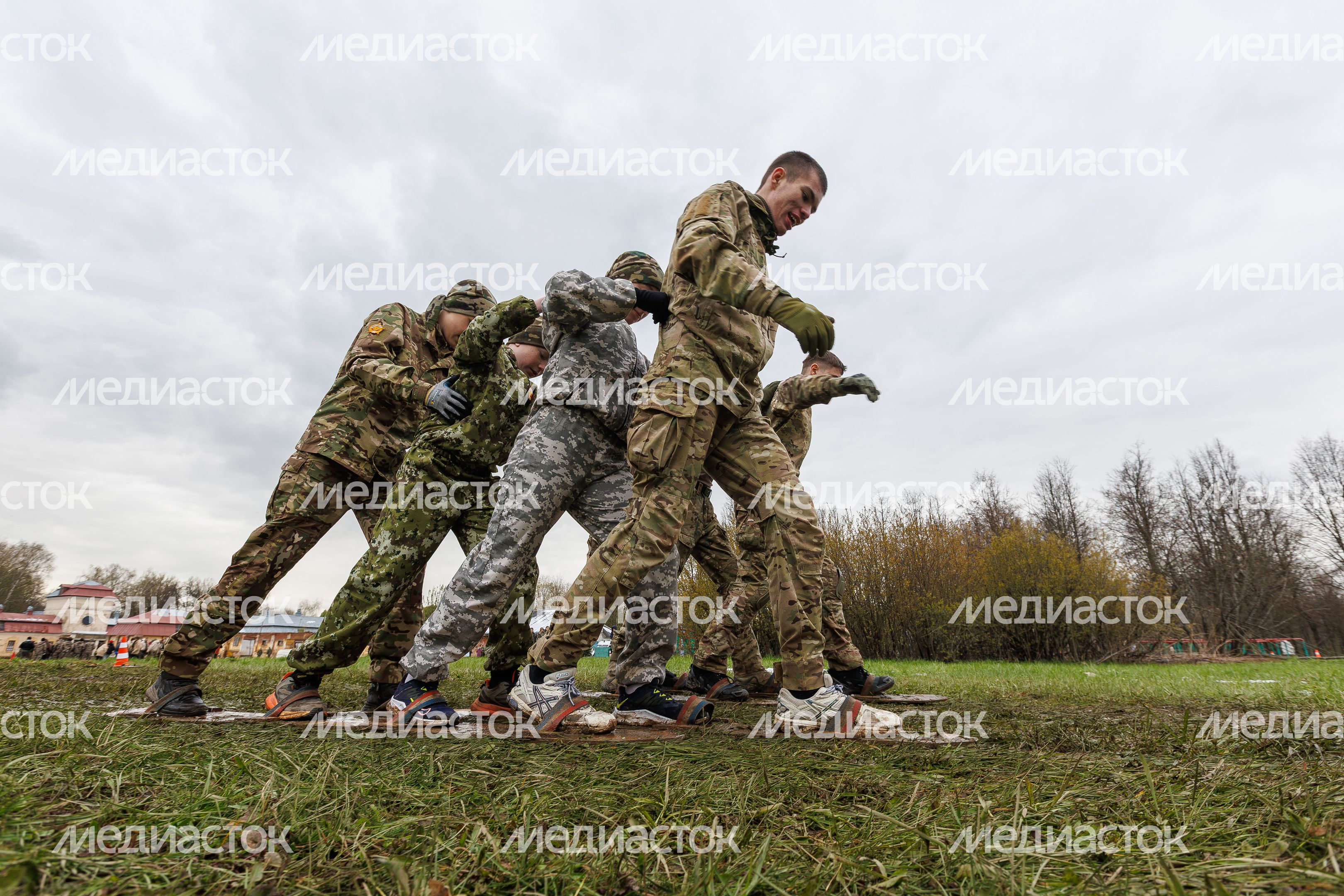 Военно-патриотическая игра «Юнармия, вперед!», посвященная Дню Победы, в Горках Ленинских