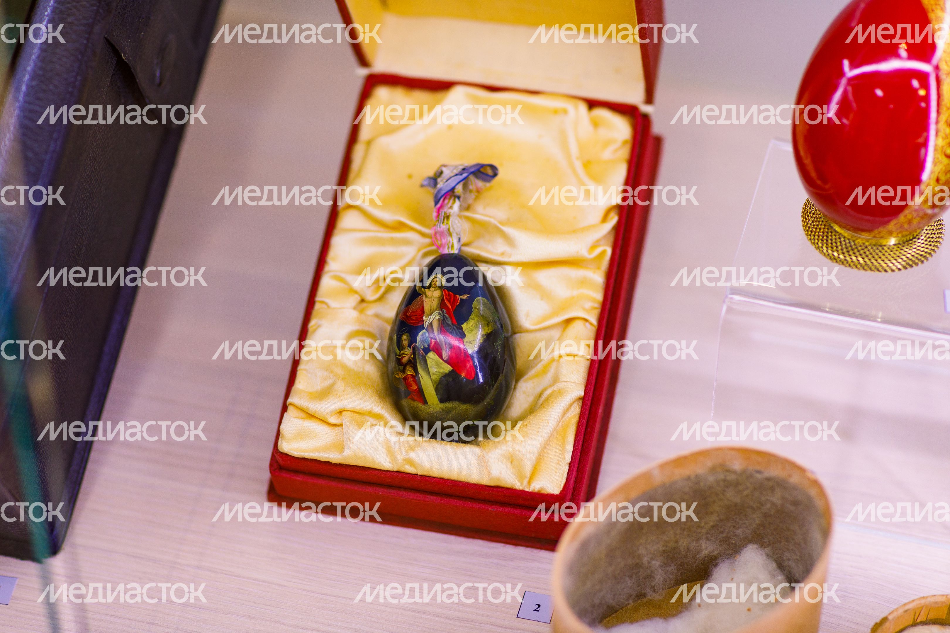 Пасхальное яйцо с библейским сюжетом в технике лаковой миниатюры Федоскино на выставке «Фантазии полет и рук творенье…» Пасхальное яйцо с библейским сюжетом в технике лаковой миниатюры Федоскино на выставке «Фантазии полет и рук творенье…»