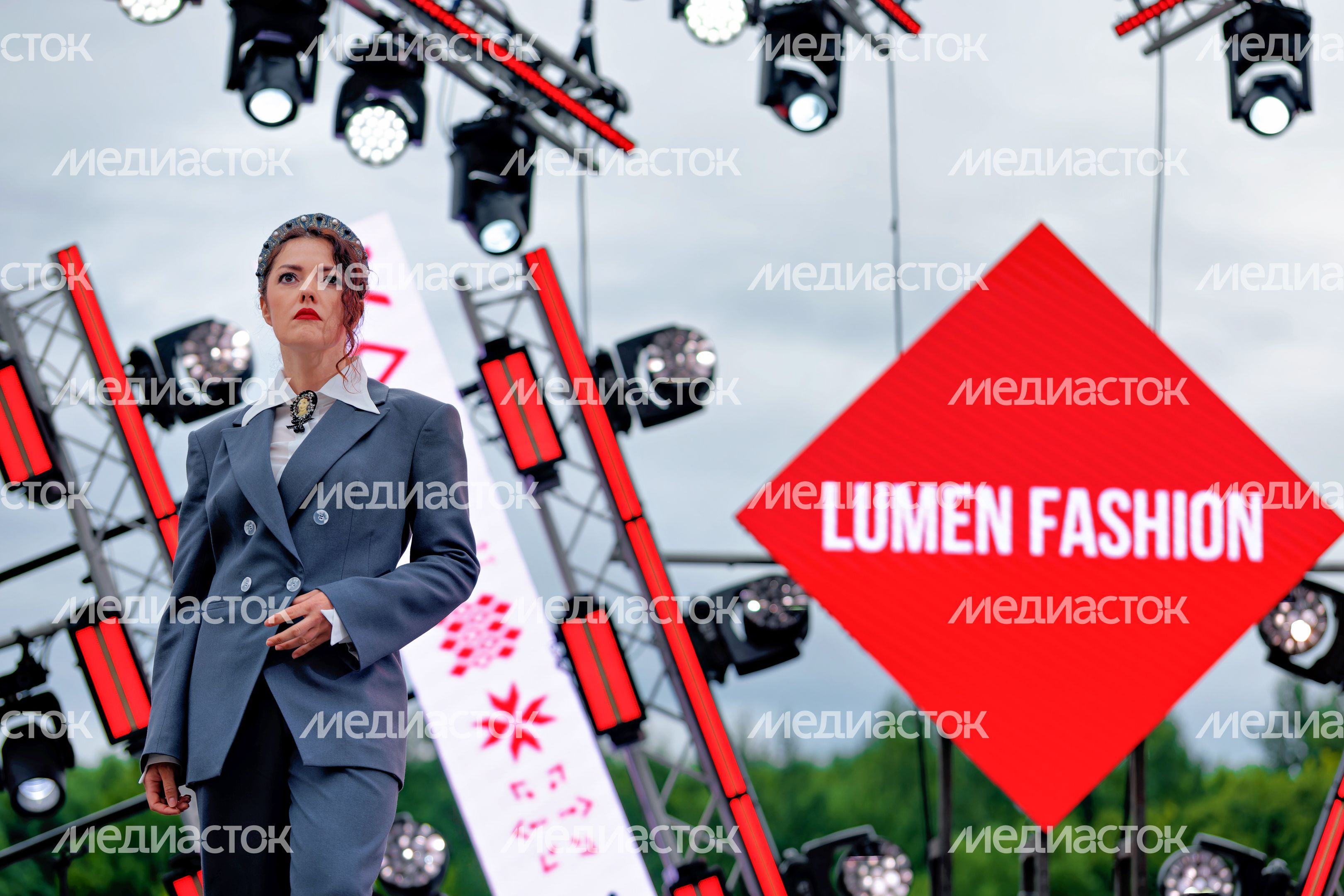 Показ моделей одежды от подмосковных дизайнеров на фестивале современной этнической культуры «РУСь_СВЕТ» в Красногорске Показ моделей одежды от подмосковных дизайнеров на фестивале современной этнической культуры «РУСь_СВЕТ» в Красногорске