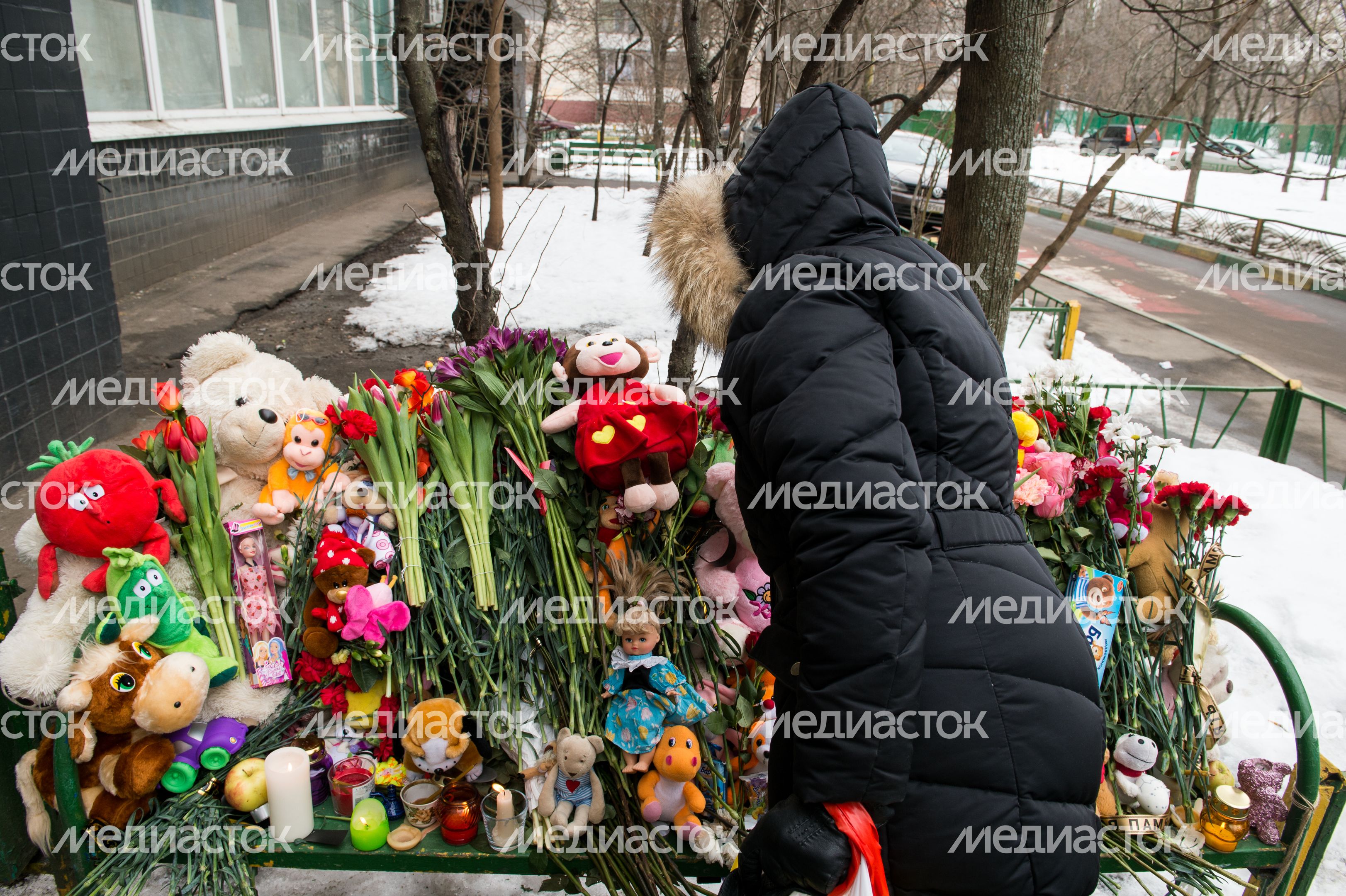Мемориал из цветов и игрушек в честь погибшей девочки в Москве