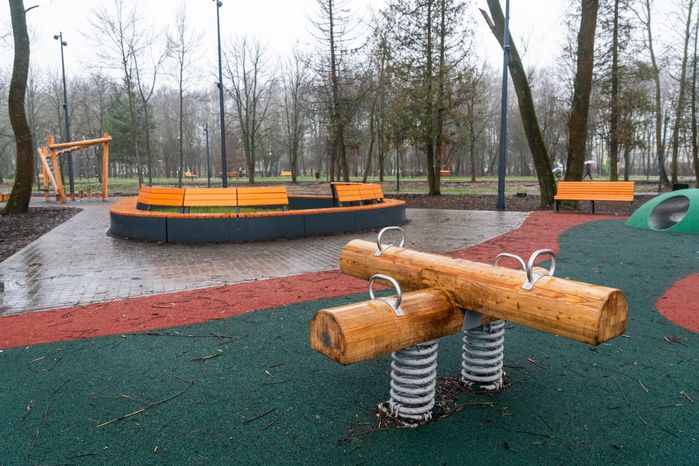 Детская площадка в парке «Питомник» в Серпухове осенью