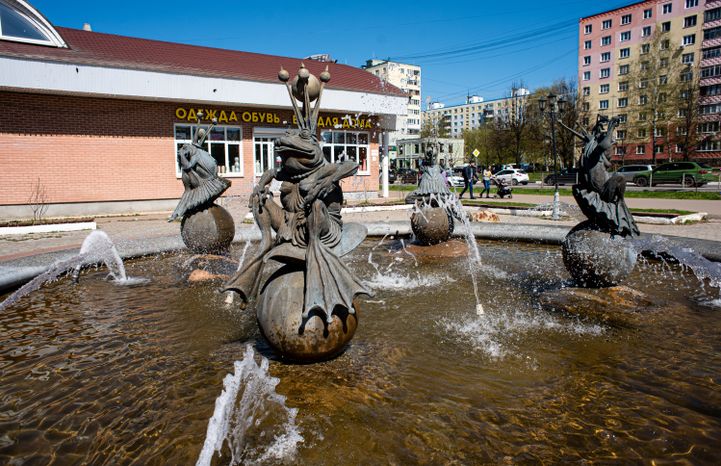 Весенние виды фонтана «Ожидание» в городе Дмитров
