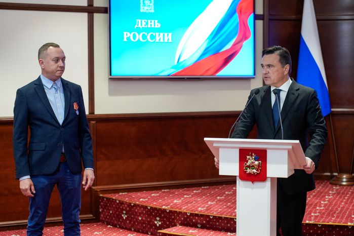 Андрей Воробьев наградил медалью Луки Крымского травматолога-ортопеда Дениса Сидоркина