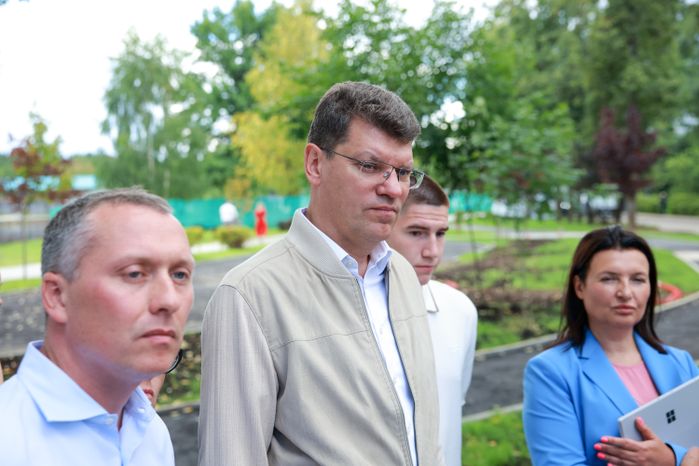 Денис Кравченко проверил ход благоустройства набережной пруда "Москвич" в Лобне