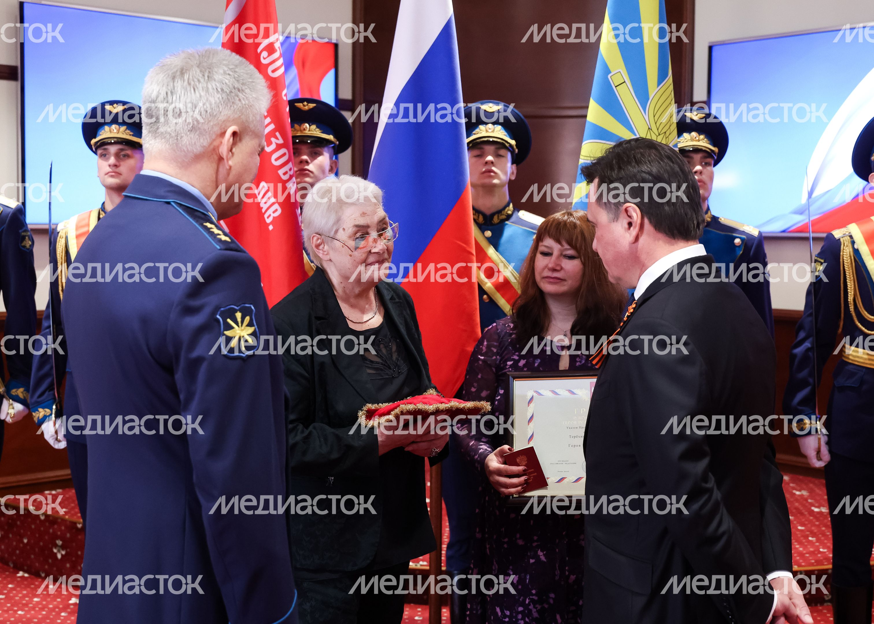 Родственникам легендарного лётчика Николая Терёхина передали "Золотую Звезду" Героя России Родственникам легендарного лётчика Николая Терёхина передали "Золотую Звезду" Героя России