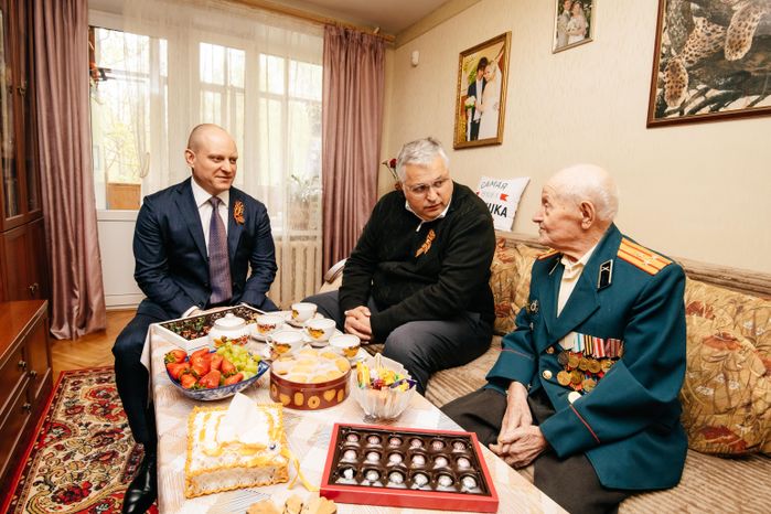Кирилл Григорьев традиционно навестил ветерана Алексея Галютина в канун Дня Победы