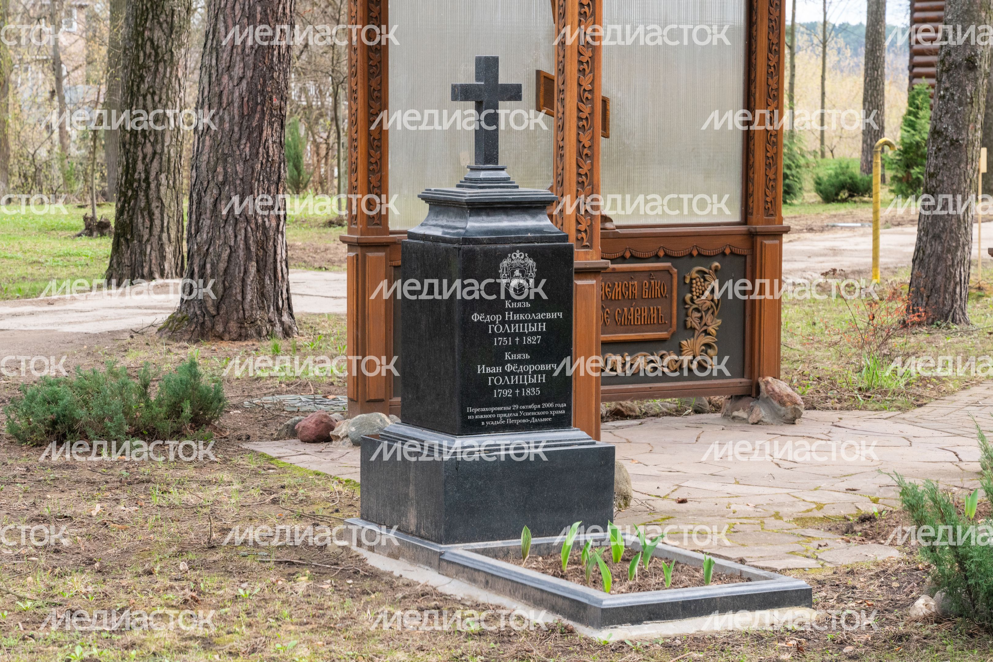 Храм Успения Пресвятой Богородицы в усадьбе Петрово-Дальнее (г. о. Красногорск) Храм Успения Пресвятой Богородицы в усадьбе Петрово-Дальнее (г. о. Красногорск)