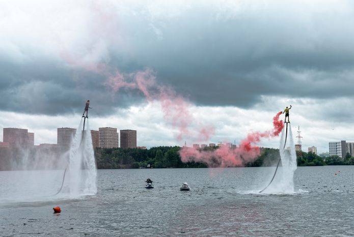 Водное флайборд-шоу провели на пляже «Рублево» на подмосковном солнечном сап-фесте в Красногорске