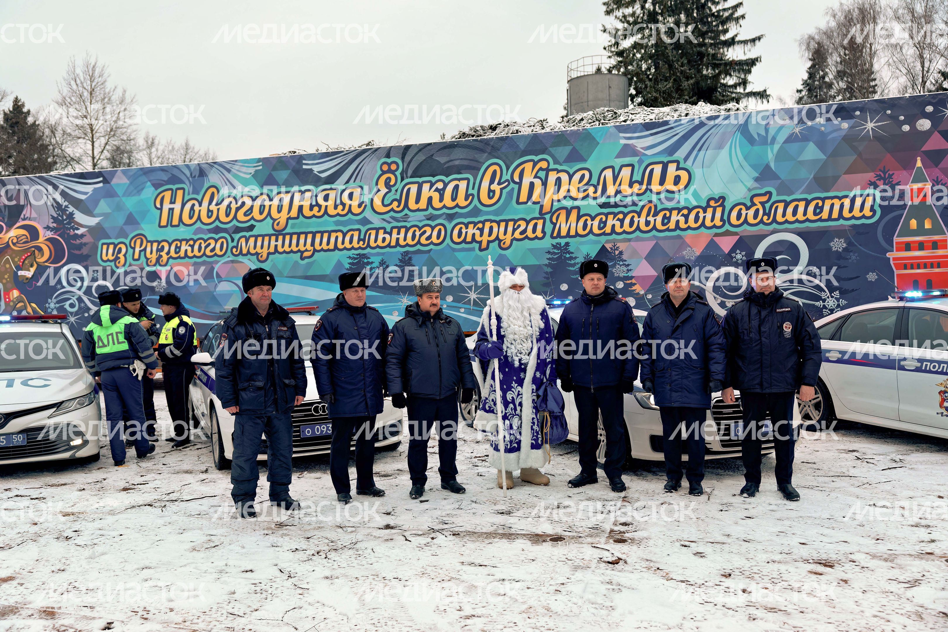 Автопоезд Деда Мороза везет в Москву главную елку страны Автопоезд Деда Мороза везет в Москву главную елку страны