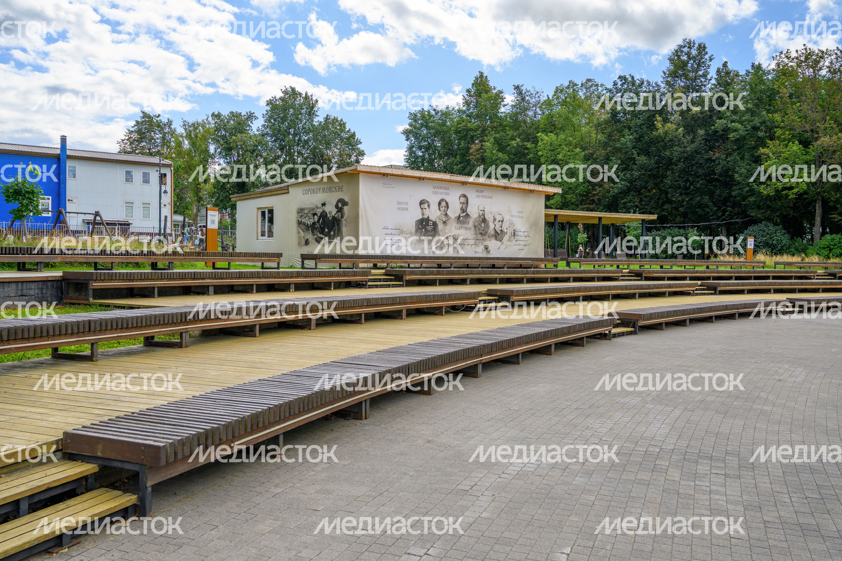 Концертная площадка со сценой и амфитеатром в Зарайском центральном парке культуры и отдыха летом Концертная площадка со сценой и амфитеатром в Зарайском центральном парке культуры и отдыха летом