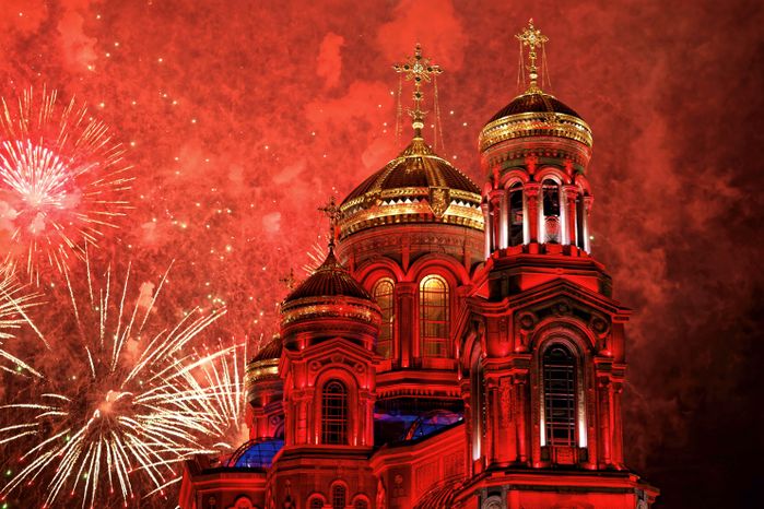 Салют в День Победы у Главного храма Вооруженных Сил России в парке «Патриот» Одинцовского округа