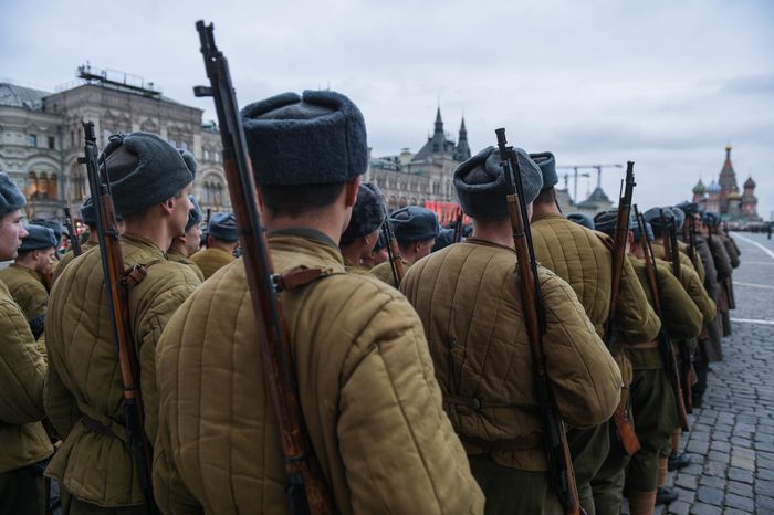 Торжественный марш в честь парада 1941 года на Красной площади в Москве