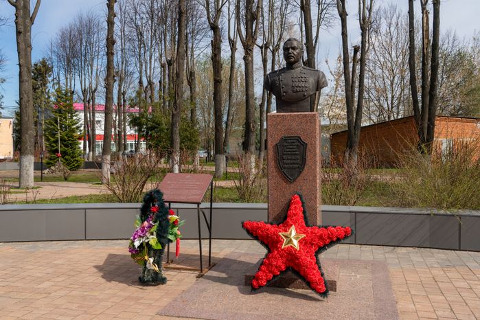 Памятник Герою Советского Союза Василию Ивановичу Кузнецову в мемориальном комплексе сквера Победы в Лотошино