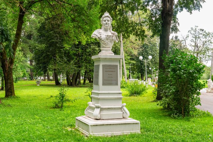 Бюст Екатерины II в Лотошинском парке культуры и отдыха