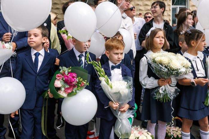 Первоклассники 1 сентября на линейке в школе