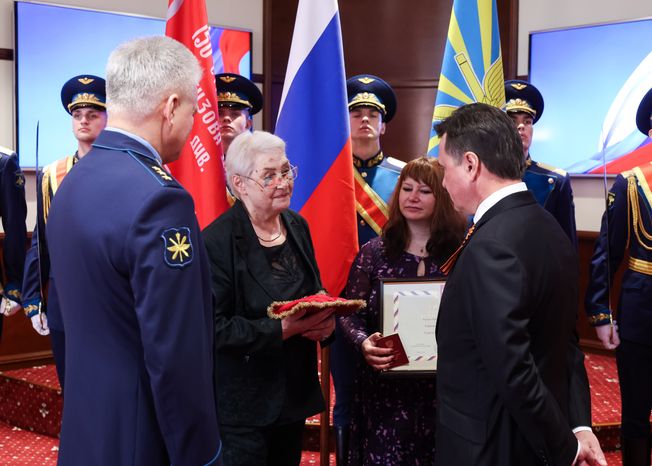 Родственникам легендарного лётчика Николая Терёхина передали "Золотую Звезду" Героя России