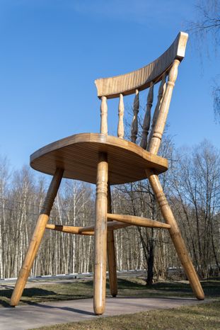 Дубна. Памятник стулу