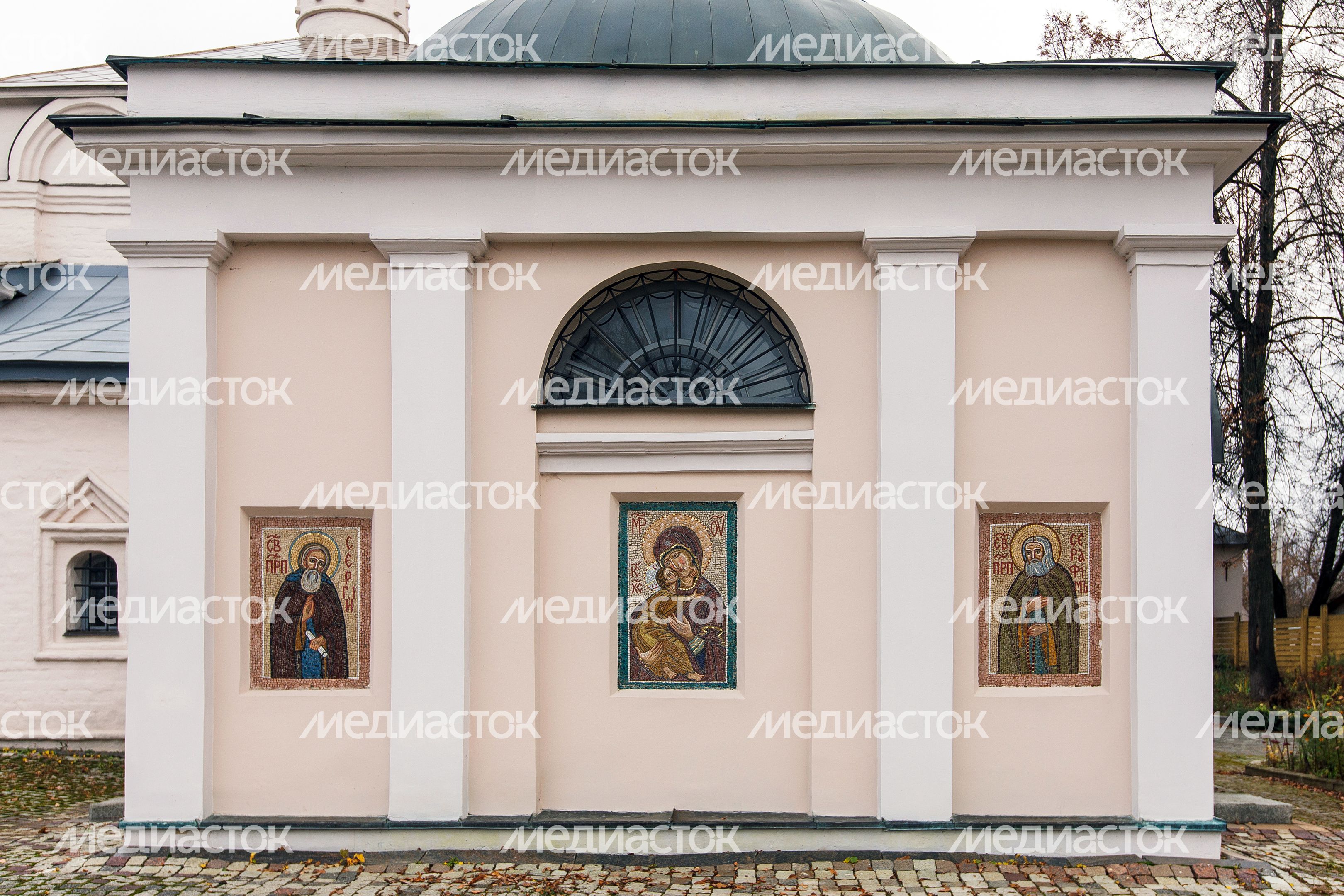 Церковь Спаса Нерукотворного Образа в Долгопрудном осенью Церковь Спаса Нерукотворного Образа в Долгопрудном осенью
