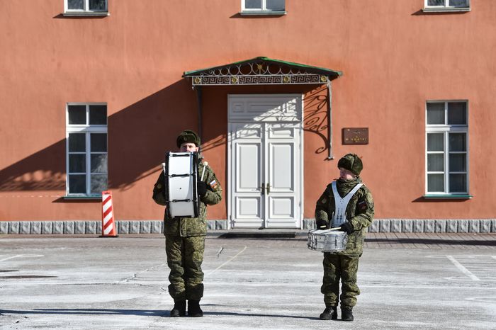 Подготовка военнослужащих отдельного комендантского Преображенского полка к военному параду на Красной площади