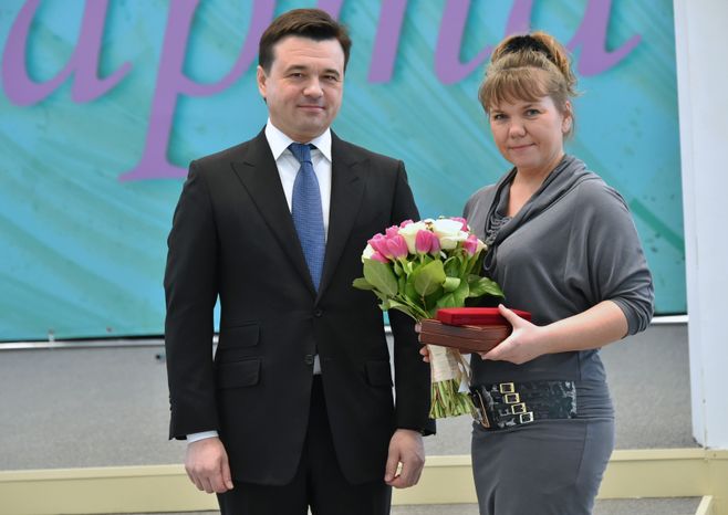 Вручение наград женщинам на торжестве в честь 8 Марта