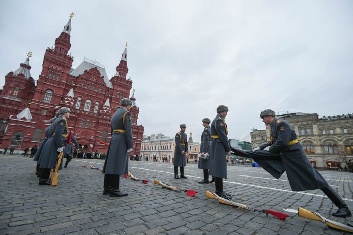 Торжественный марш в честь парада 1941 года на Красной площади в Москве