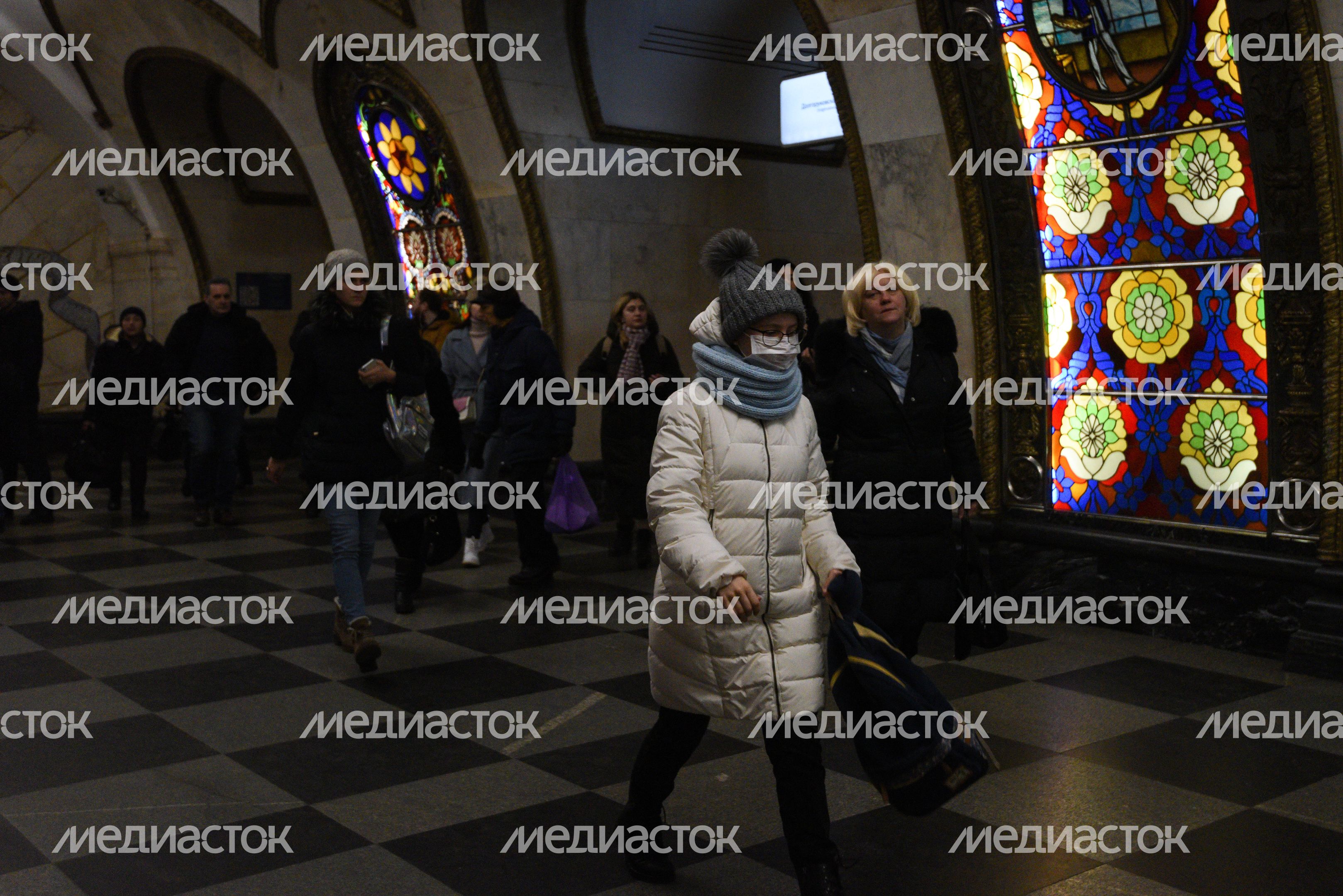 Люди в масках в период эпидемии коронавируса