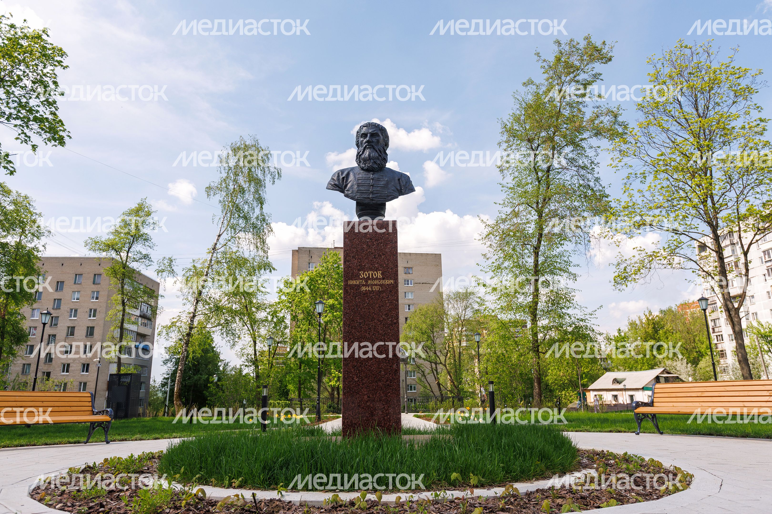 Памятник Никите Моисеевичу Зотову - основателю усадьбы Лыткарино в XVIII веке Памятник Никите Моисеевичу Зотову - основателю усадьбы Лыткарино в XVIII веке