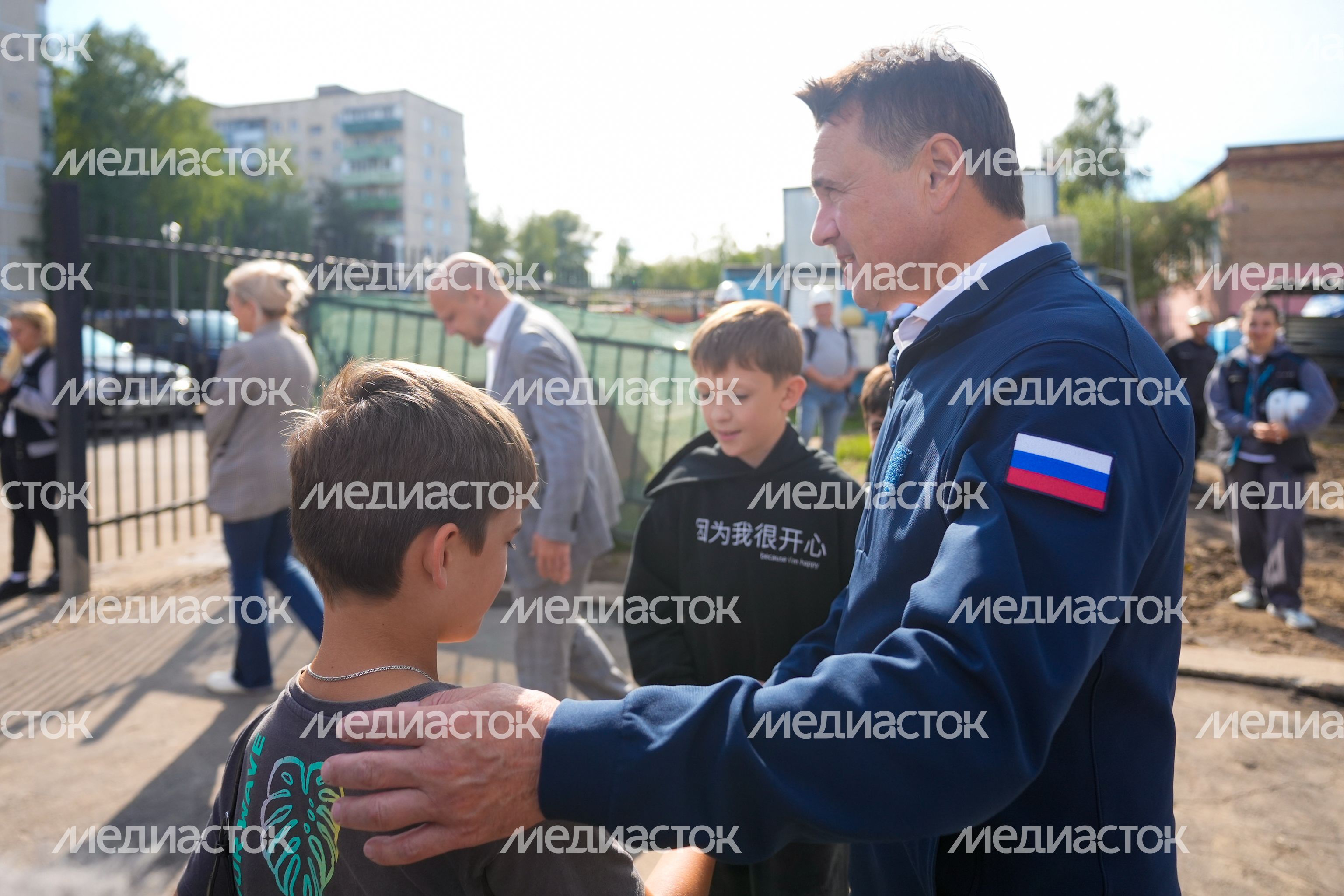 Андрей Воробьев проверил ход работ по реконструкции спортшколы "Феникс" в Ликино-Дулево