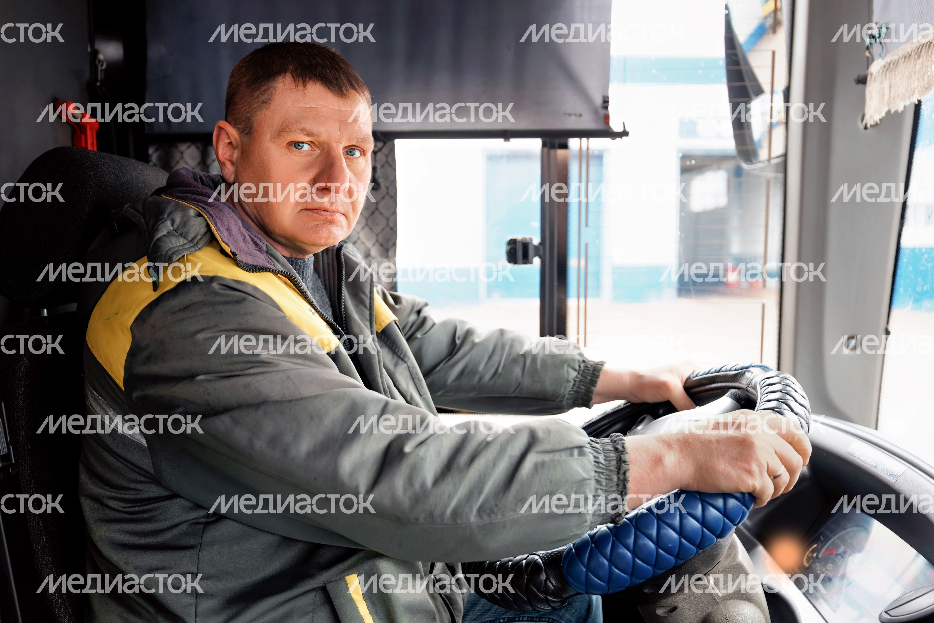 Водитель автобуса Мострансавто проходит предрейсовый осмотр перед выходом на линию Водитель автобуса Мострансавто проходит предрейсовый осмотр перед выходом на линию