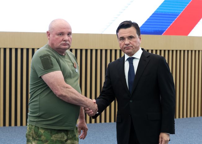 Андрей Воробьев передал государственные награды бойцам отряда БАРС