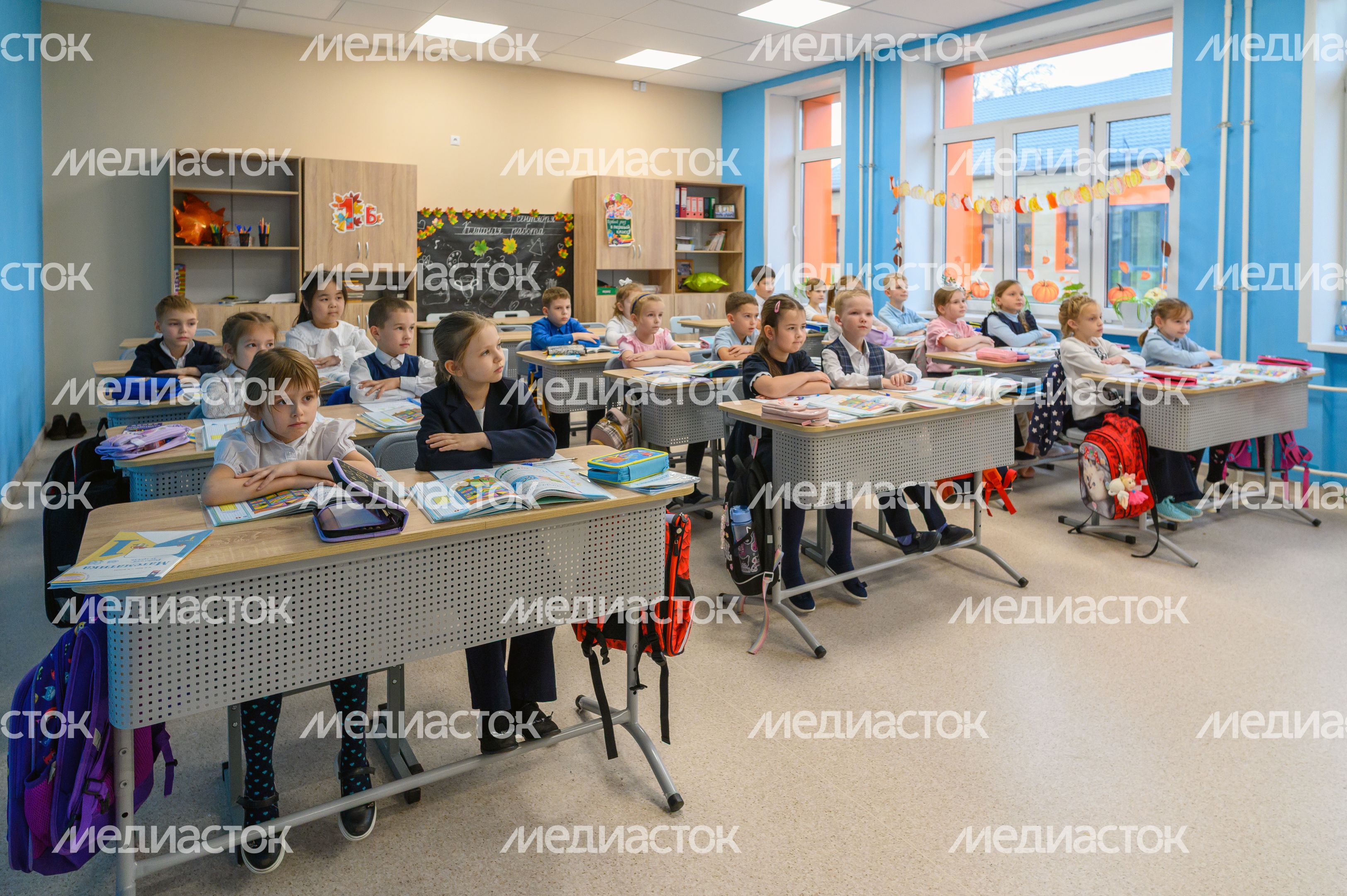 Ученики сидят за партой в классе средней школы №28 в поселке Коренево округа Люберцы после капитального ремонта Ученики сидят за партой в классе средней школы №28 в поселке Коренево округа Люберцы после капитального ремонта