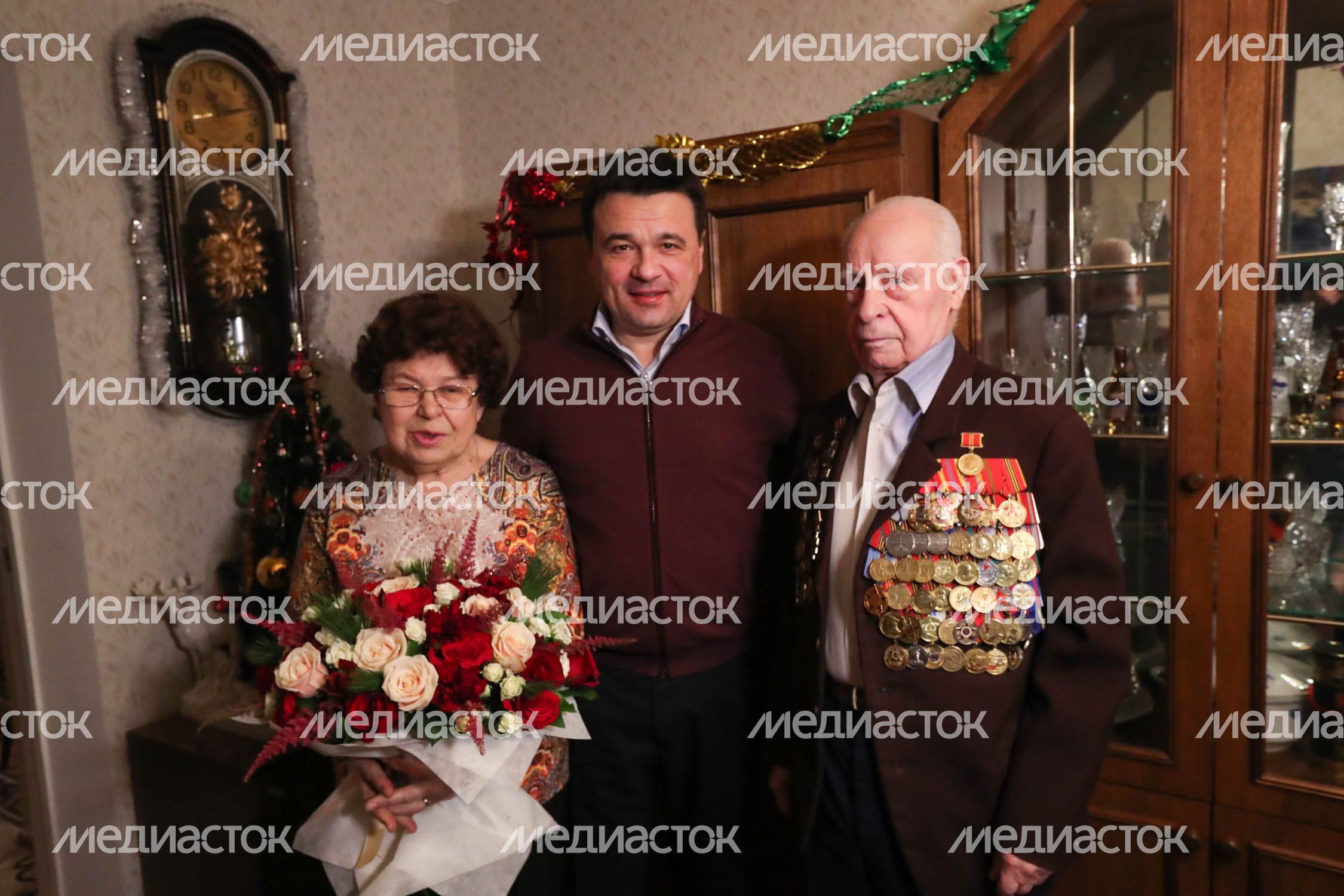 Новогодний визит губернатора Подмосковья к ветерану и поэту Ивану Кривошееву