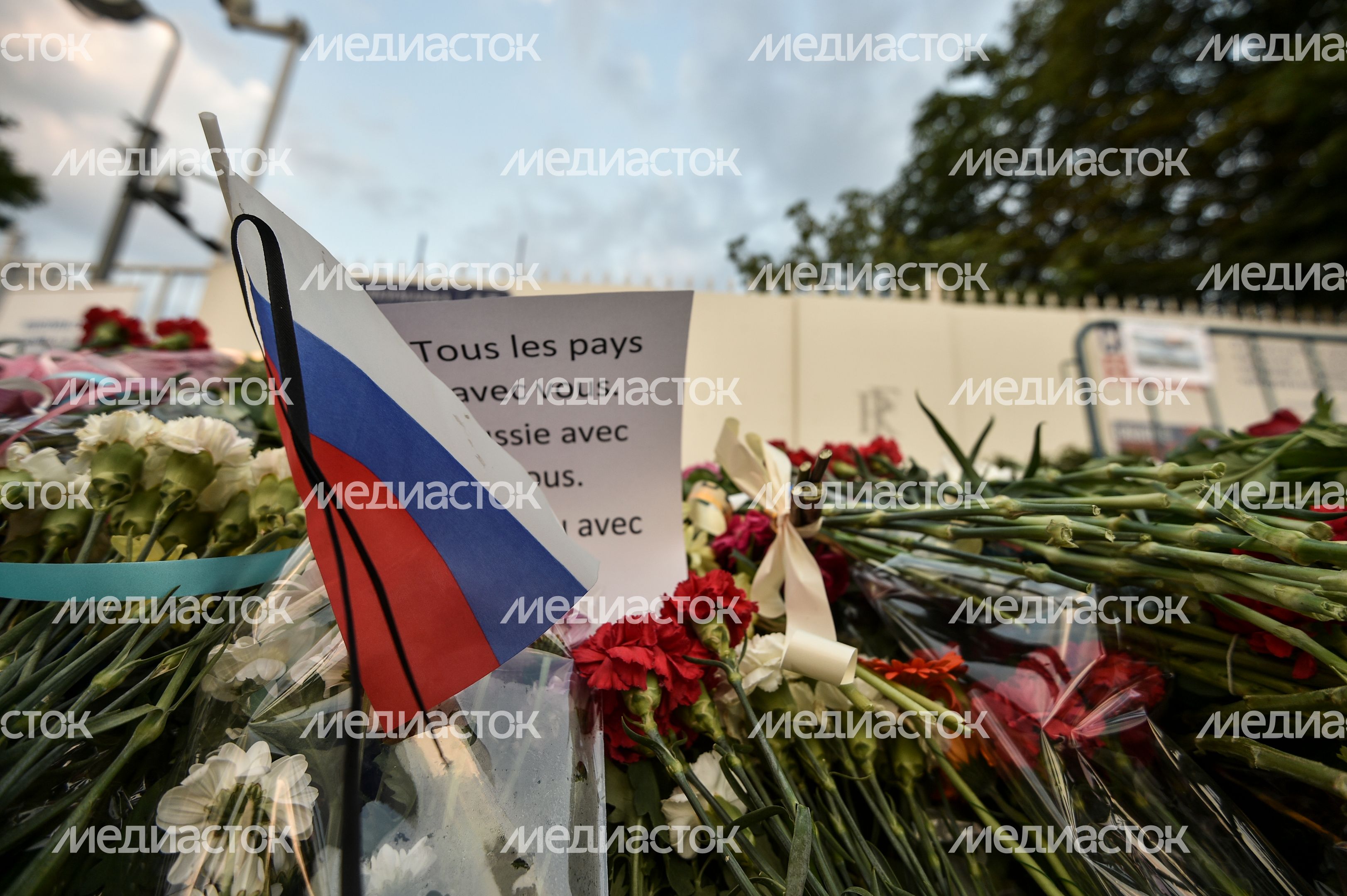 Жители Москвы несут цветы к посольству Франции Жители Москвы несут цветы к посольству Франции