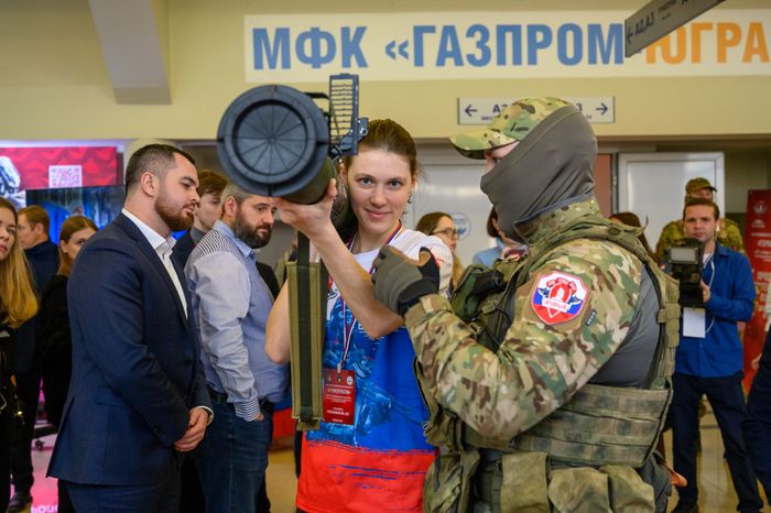 Выставка оружия СВО для посетителей Всероссийских соревнований по единоборствам «Герои Отечества»