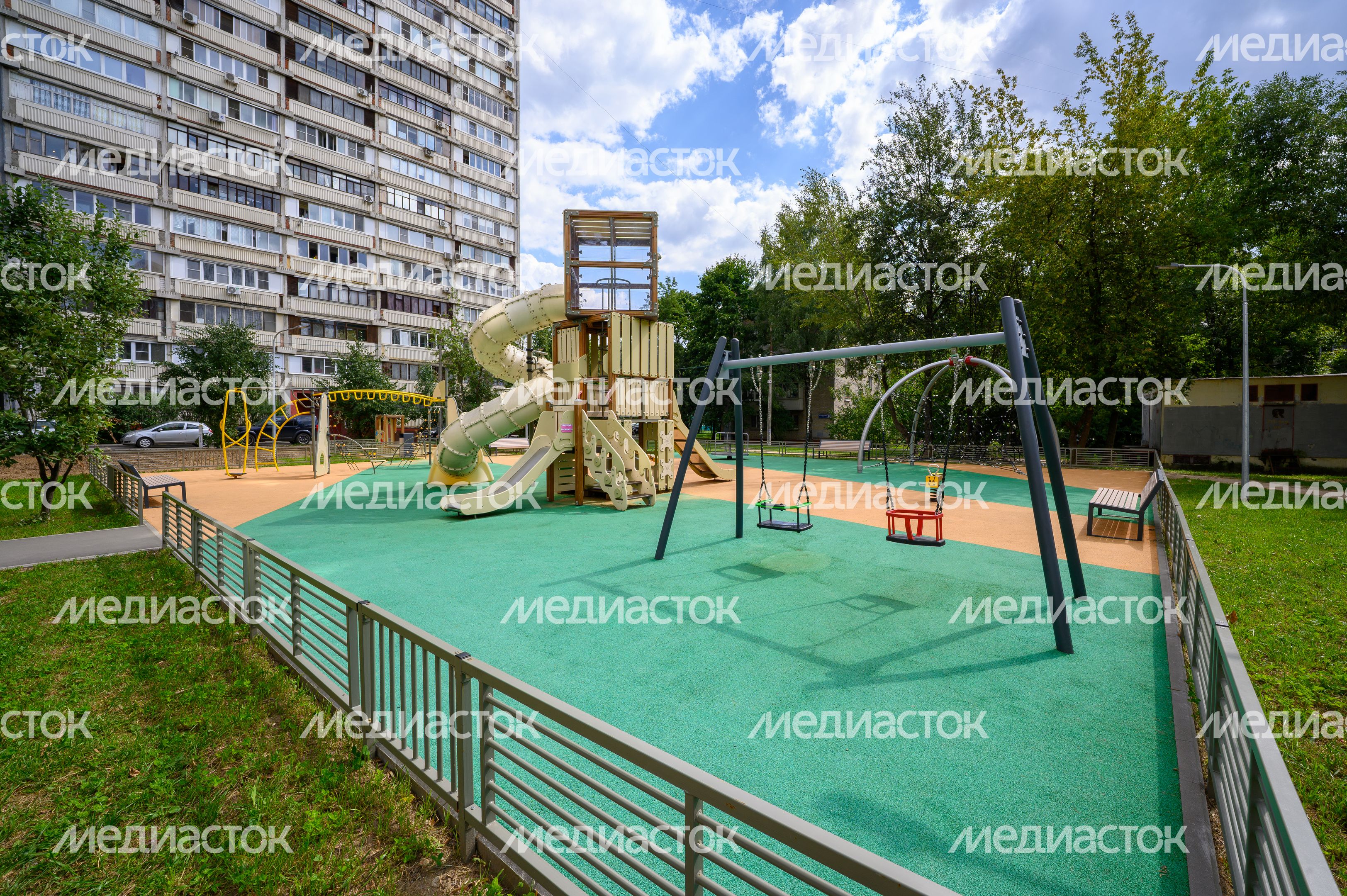 Благоустройство детской площадки на улице Дзержинского в Реутове