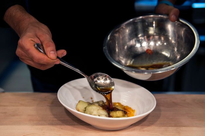 Приготовление салата с кальмарами и овощами на гриле