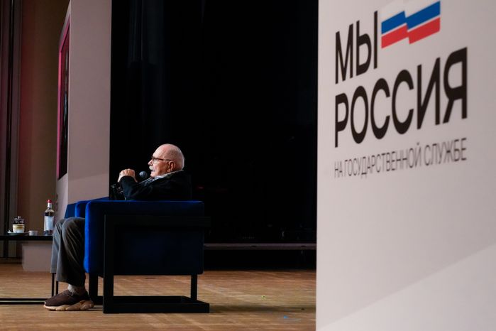 Никита Михалков выступил перед участниками молодежного форума "На государственной службе"