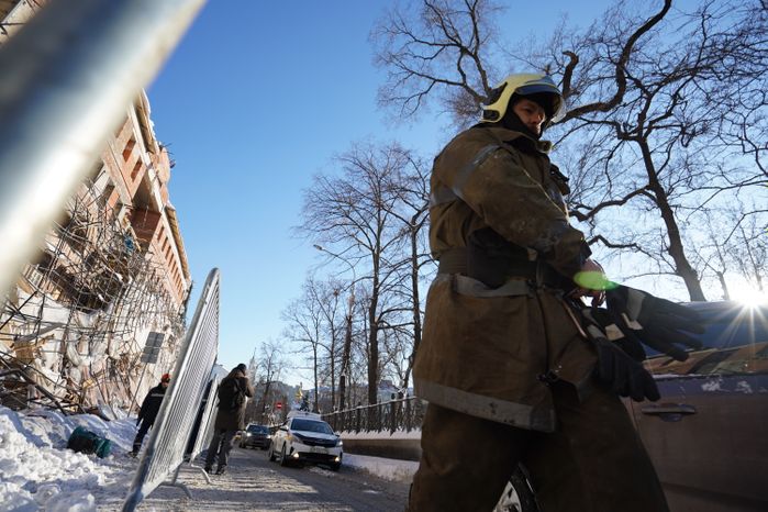 Кадры с места обрушения строительных лесов на Лубянском проезде в Москве