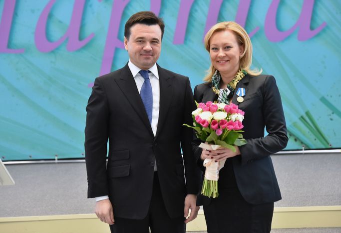 Вручение наград женщинам на торжестве в честь 8 Марта