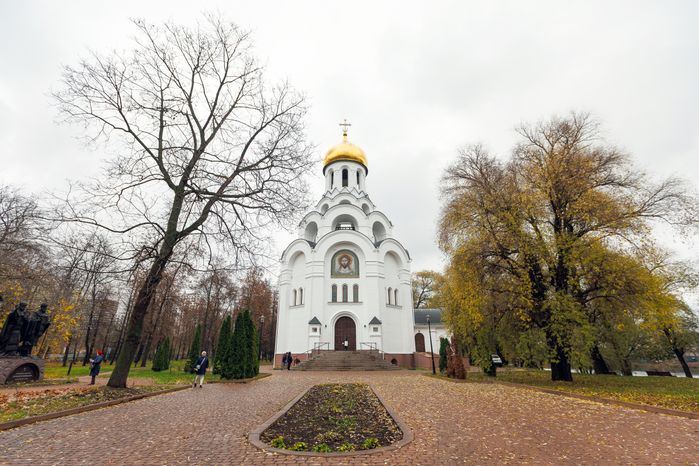 Церковь Виктора Воина в Котельниках осенью