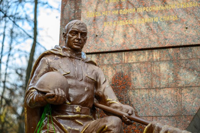 Мемориал воинам, погибшим в Великой Отечественной войне, в микрорайоне Авиационный в Домодедово осенью