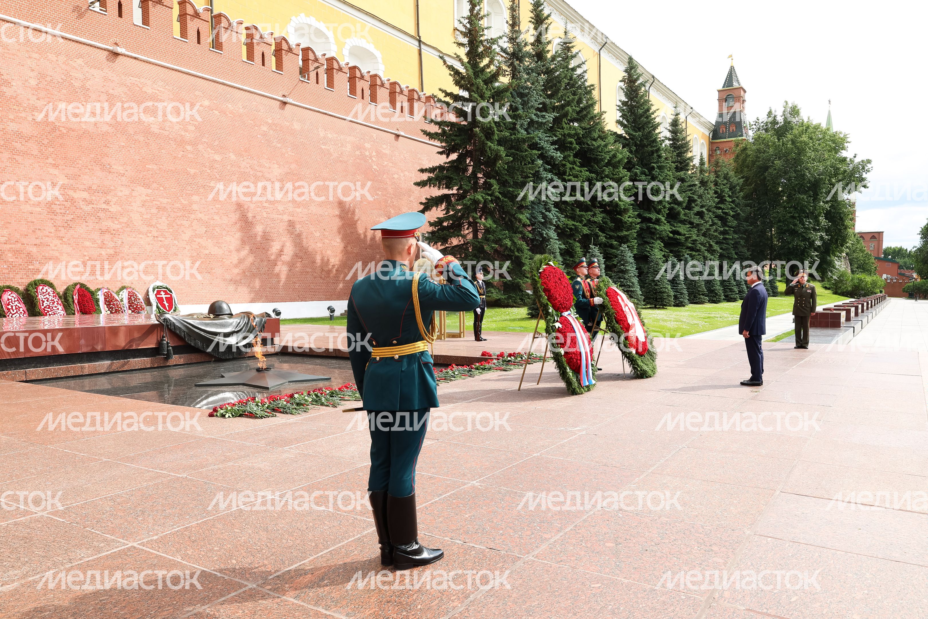 Андрей Воробьев с выпускниками подмосковных школ возложил венок и цветы в Александровском саду Андрей Воробьев с выпускниками подмосковных школ возложил венок и цветы в Александровском саду